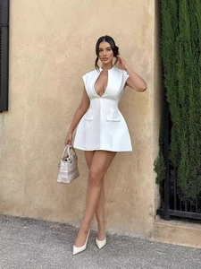 Mini abito elegante bianco senza maniche con scollo a V profondo, vita sciancrata e linea A
