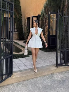 Mini abito bianco a trapezio con scollo a V profondo e design senza maniche elegante