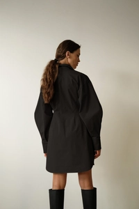 Vue arrière d'une robe noire ligne A avec manches lanternes et taille cintrée élégante