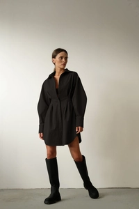 Détails des plis à la taille et de la boutonnière sur cette robe chemise noire chic