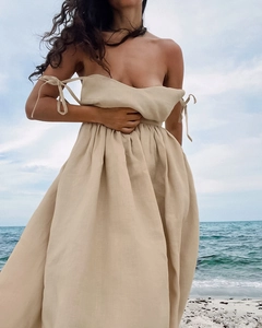 Details von atmungsaktivem beigem Baumwoll-Leinen-Kleid mit dünnen Trägern am Strand