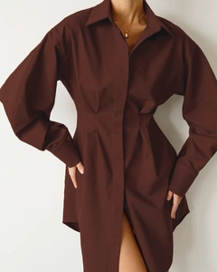 Détail de la robe chemise marron foncé montrant la taille plissée et les manches lanternes