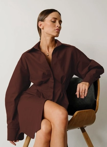 Détail de la robe chemise marron foncé à manches longues cintrée avec collier
