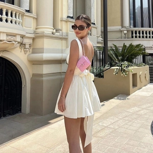 Détail de la robe blanche dos nu avec un grand nœud et une silhouette élégante en A