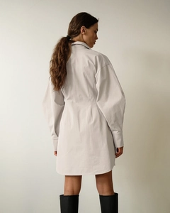 Détails des plis à la taille d'une robe midi gris clair à manches longues et tissu froncé