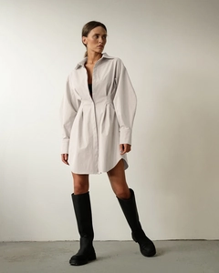 Détail du plissé à la taille sur cette robe chemise gris clair à manches longues