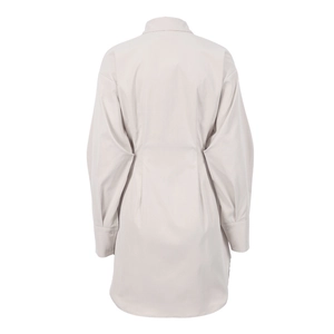 Détails des plis à la taille arrière et des poignets boutonnés sur la robe chemise