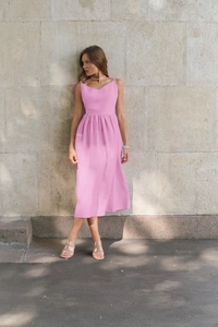 Detail von rosa Baumwolle Leinen Maxikleid mit V-Ausschnitt und Schleifen an Schultern