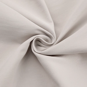 Gros plan sur un tissu en sergé beige clair de haute qualité avec texture et motif tissé
