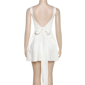 Détail du dos de la robe courte blanche dos nu avec un grand nœud décoratif