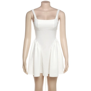Détail de la robe blanche à col carré avec taille haute et jupe plissée en forme de A