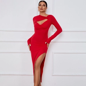 Détail d'une robe rouge ajustée avec découpe croisée et fente latérale haute