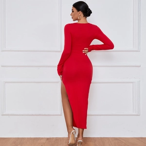 Détail du dos d'une robe longue rouge moulante avec fente haute et manches longues