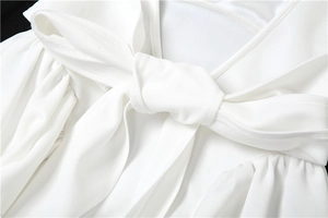 Détail de la grande boucle élégante sur la robe de soirée blanche pour femmes