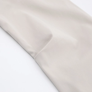 Vue détaillée du tissu en coton kaki de qualité avec des coutures à l'ourlet soignées