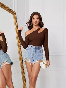 Eng anliegendes braunes schulterfreies Strickoberteil mit Ausschnitt und Denim-Shorts