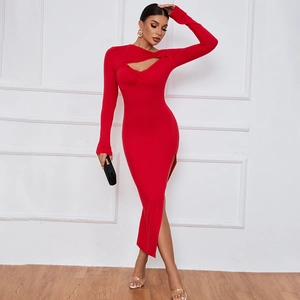 Détail d'une robe rouge à manches longues avec découpe à la taille et fente latérale