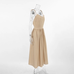 Detail von verstellbaren Trägern und hoch tailliertem khakifarbenem Leinenkleid für Damen