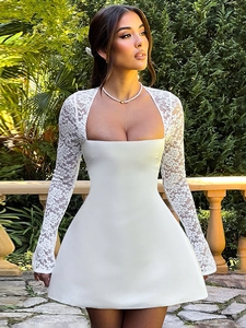 Nahaufnahme der weißen Spitzenärmel und des eleganten eckigen Ausschnitts am Kleid