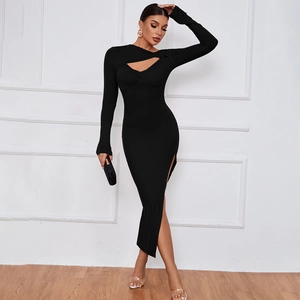 Détail d'une robe noire élégante à manches longues avec découpe avant et fente latérale