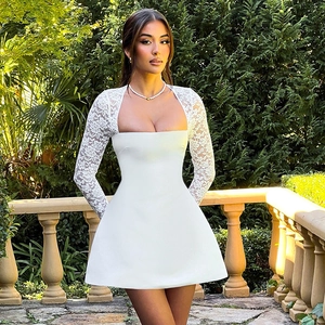 Detail des weißen Spitzenaermels und des glatten Satinstoffs am A-Linien-Minikleid