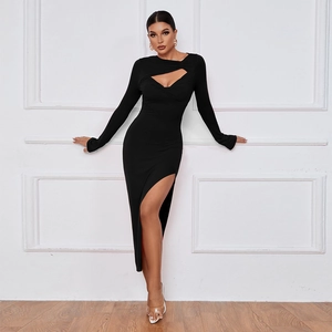Détail d'une robe noire à manches longues avec découpe à la poitrine et fente latérale