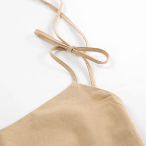 Detail der zarten Schleifen-Schultergurte an diesem atmungsaktiven Leinenkleid