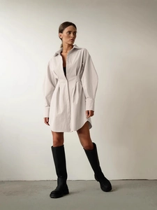 Robe chemise trapèze élégante blanc cassé à manches longues avec plis à la taille