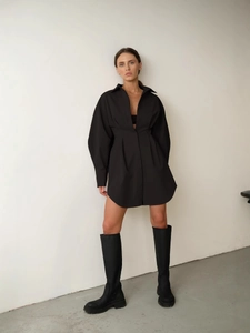 Robe chemise noire classique avec coupe ajustée en A et bottes hautes élégantes