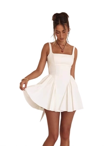 Robe courte blanche sans manches élégante avec col carré et jupe évasée à plis