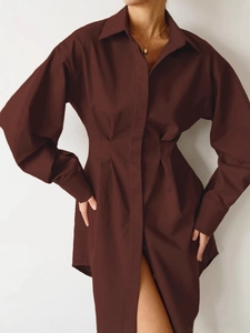 Robe trapèze élégante marron chocolat à manches longues avec plis à la taille et boutons