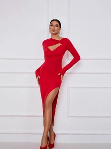 Robe longue rouge moulante à manches longues avec découpe croisée et fente latérale haute