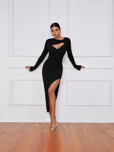 Robe noire ajustée à manches longues avec découpe poitrine et fente latérale haute