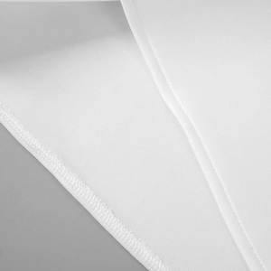 Makroaufnahme der präzisen Overlock-Nähte am Saum des weißen Spitzenkleides