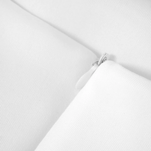Nahaufnahme des verdeckten Reißverschlusses an weißem Spitzenkleid mit feiner Textur