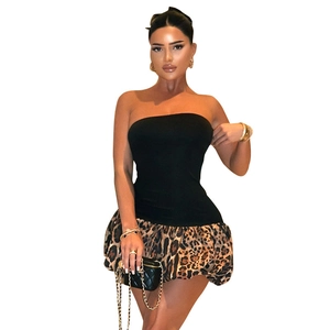 Detail van een chique strapless zwarte top en luipaardprint ballonrok set