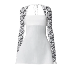 Detail eines weißen zweiteiligen Spitzenkleids mit Neckholder und floralen Spitzenmustern