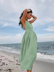 Französisches Leinenkleid in Khaki mit hohem Bund, Rückenausschnitt und gekreuzten Trägern