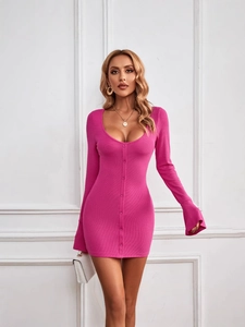 Sexy magentafarbenes Strickkleid in figurbetonter Passform mit Knopfleiste und Ärmeln