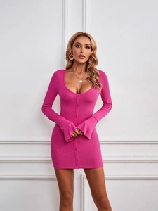 Enges weinrotes Strickkleid mit U-Ausschnitt, Knöpfen und ausgestellten Ärmeln im Bodycon-Stil