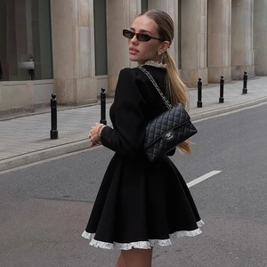 Détail de dentelle élégante sur une robe trapèze noire vintage à manches longues