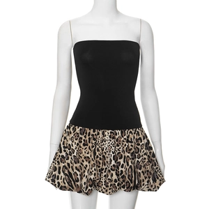 Detailweergave van de luipaardprint patchwork en zwarte strapless uitlopende jurk