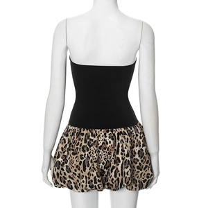 Detail van nauwsluitende strapless jurk met zwart bovenlijfje en rok met luipaardprint