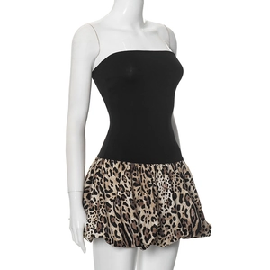 Detail van strapless jurk met zwart lijfje en uitlopende rok met luipaardprint
