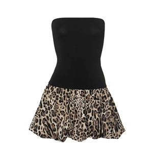 Detail van een slanke strapless jurk met zwart lijfje en uitlopende luipaardrok