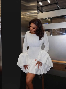 Robe blanche élégante avec manches cloche évasées et taille plissée pour un look chic