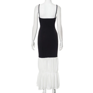 Dettaglio dell'abito aderente con corpino nero e orlo in chiffon bianco a strati
