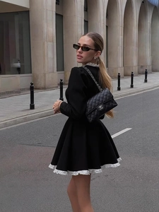 Robe noire vintage à manches longues avec col et ourlet en dentelle blanche coupe trapèze