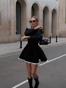 Robe noire élégante à manches longues ligne A avec ourlet en dentelle blanche chic