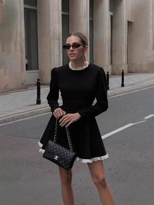 Robe courte trapèze noire vintage avec dentelle blanche et manches bouffantes chic